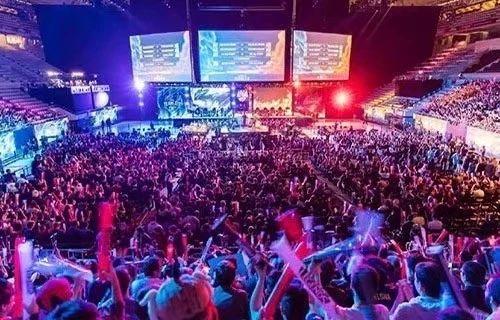 替补席以至 替补席以至