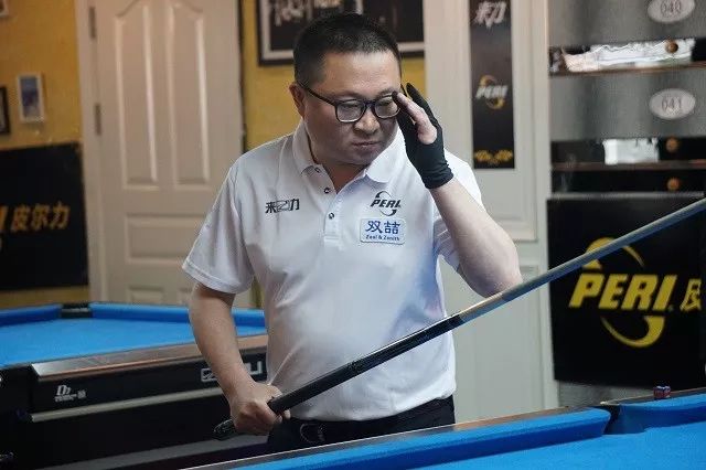 像是一名策 像是一名策